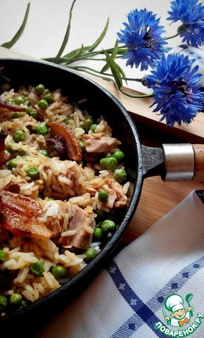 Rice with bacon, tuna and green peas