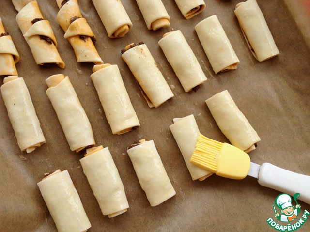 Finger biscuits with tapenade almost 