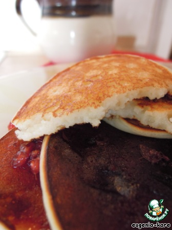 Pancakes with raspberry jam 