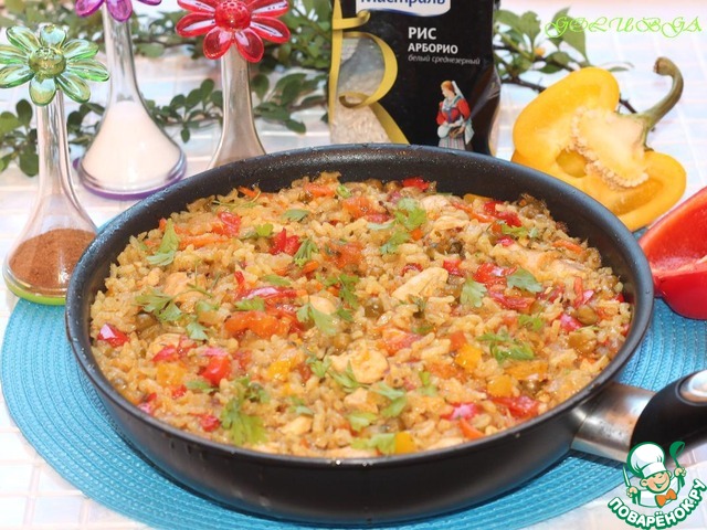 Paella with chicken, peppers and green peas