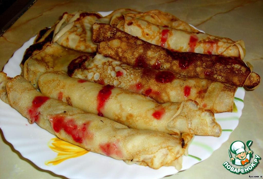 Caramel pancakes with fruit filling