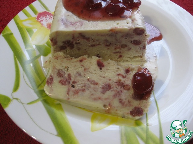 Creamy ice cream with wild strawberries
