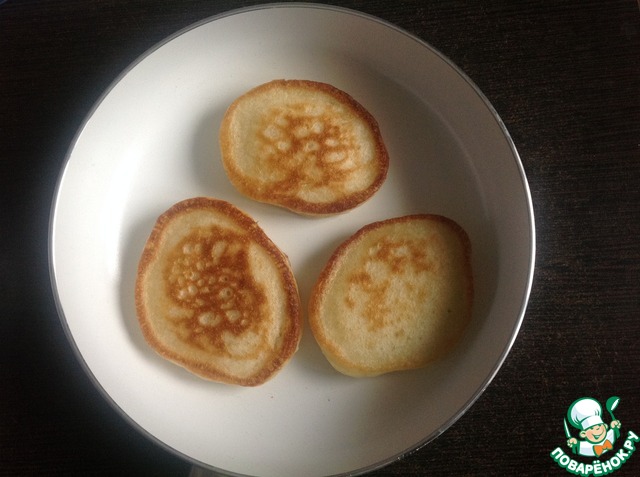 Yeast pancakes with raspberry sauce