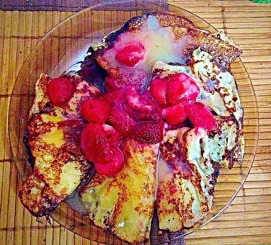 Творожные блинчики с клубничным соусом