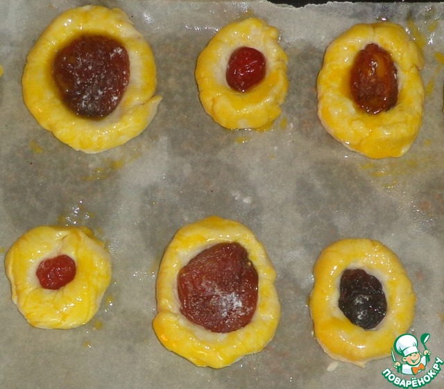 Cottage cheese biscuits with dried fruit