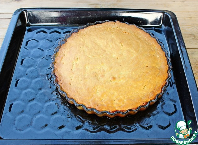 Pie with apricots in caramel