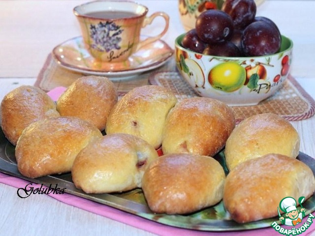 Plum and vanilla cakes