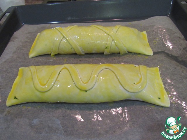 Puff pastry roll with scrambled eggs and salmon