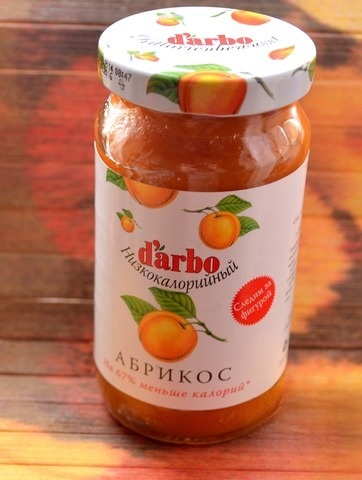 Яблочный пудинг под абрикосовым джемом