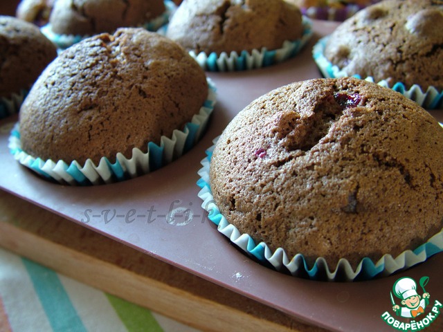 Chocolate cupcakes with cranberries