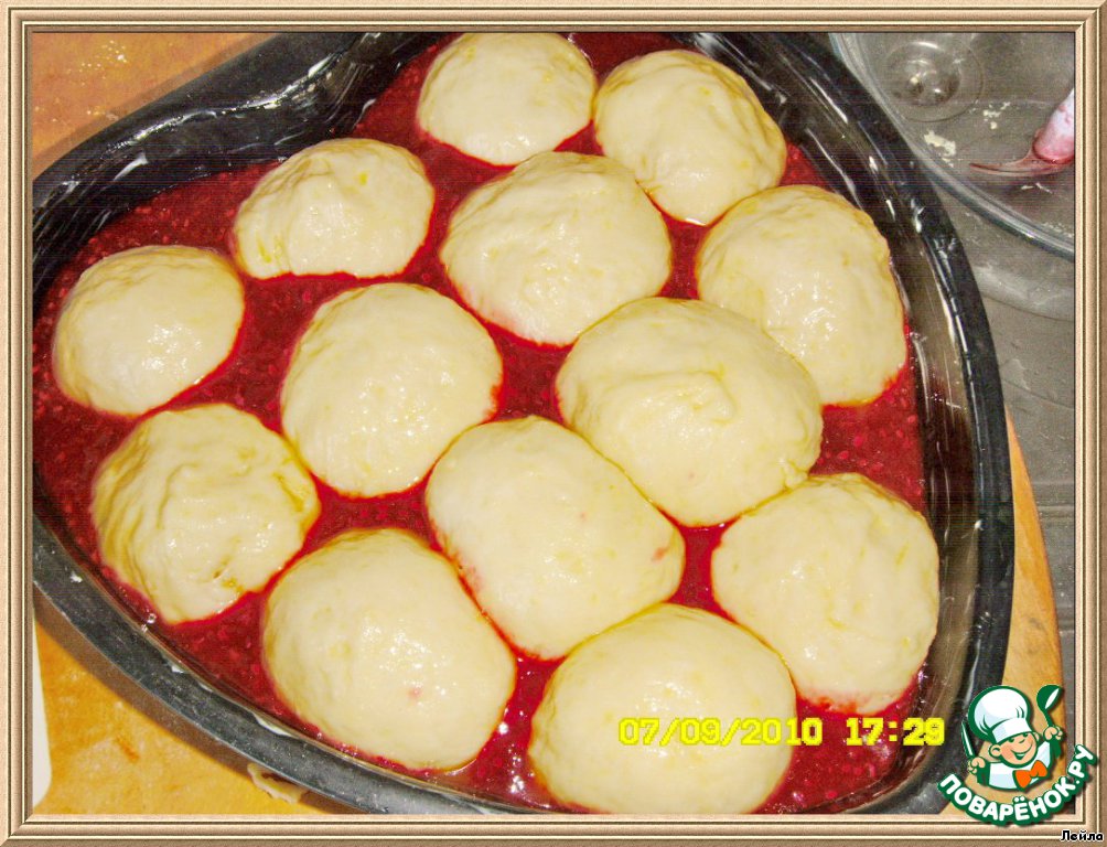 Scones with the raspberry sauce