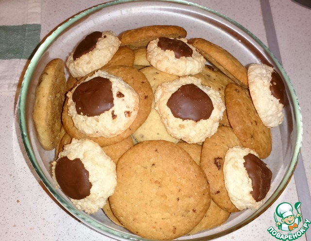 Cookies with chocolate pieces