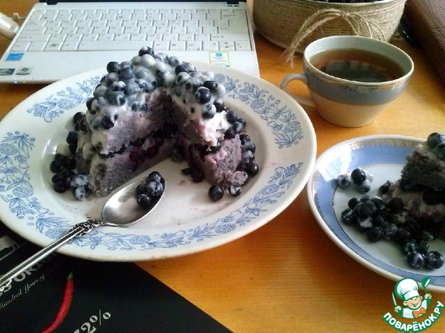 Blueberry dessert with tea