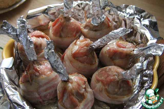 Куриные голени с черносливом в беконе