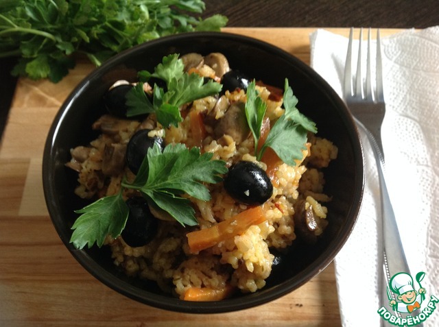 Rice with mushrooms and black olives