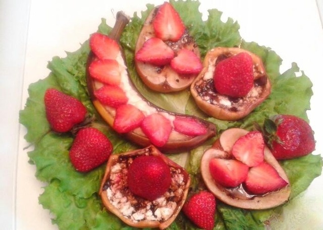 Фрукты, запеченные на мангале