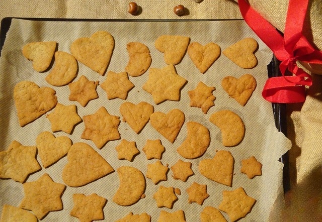 Имбирное печенье и полоски с пармезаном и миндалём