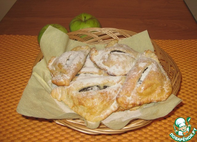 Turnovers with Apple, cinnamon and raisins