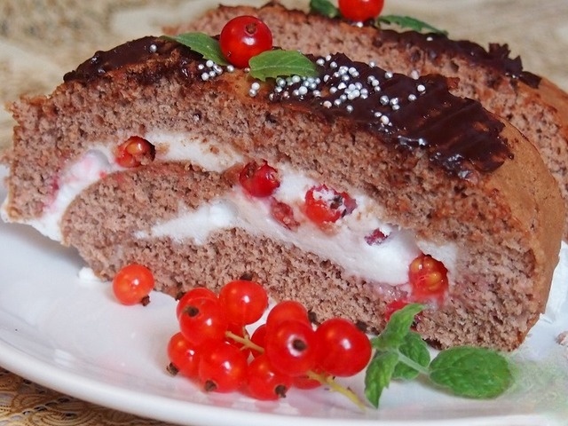 Нежный рулет с красной смородиной