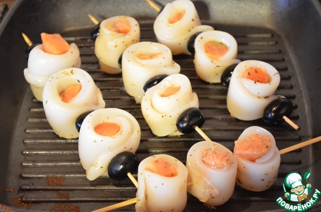 Skewers of squid and salmon with grilled lettuce