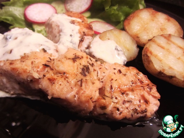 Salmon and potatoes grilled with blue cheese sauce and cream