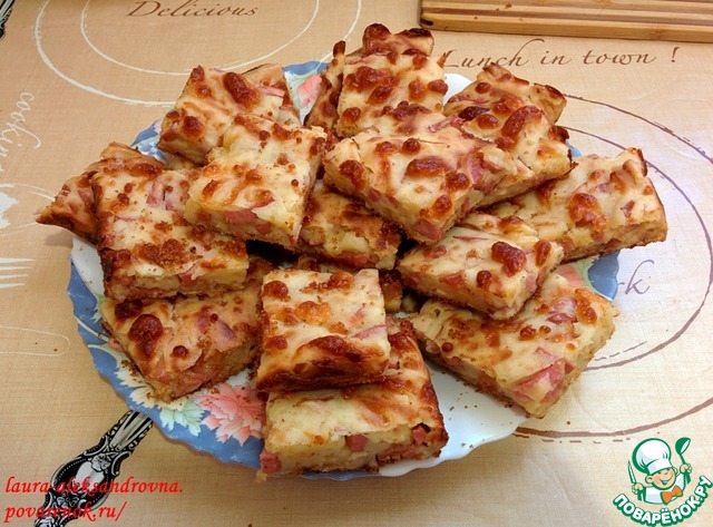 Сырный пирог с куриным рулетом и сосисками