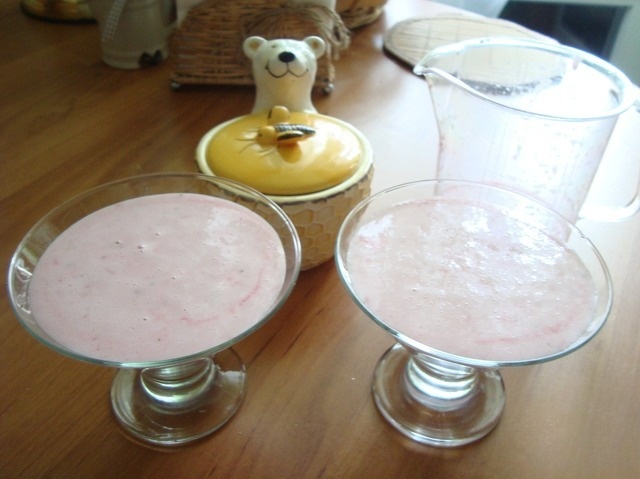 Cottage cheese-yogurt dessert with berries