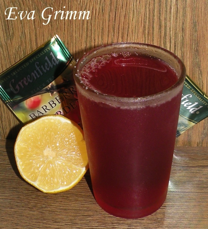 Cold barberry tea with black currant