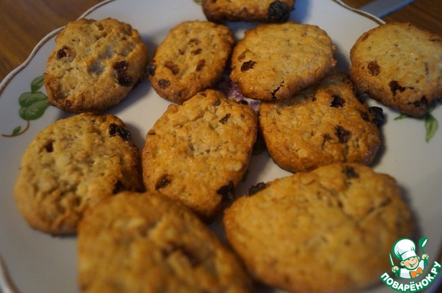 Peanut cookies with millet flakes and raisins