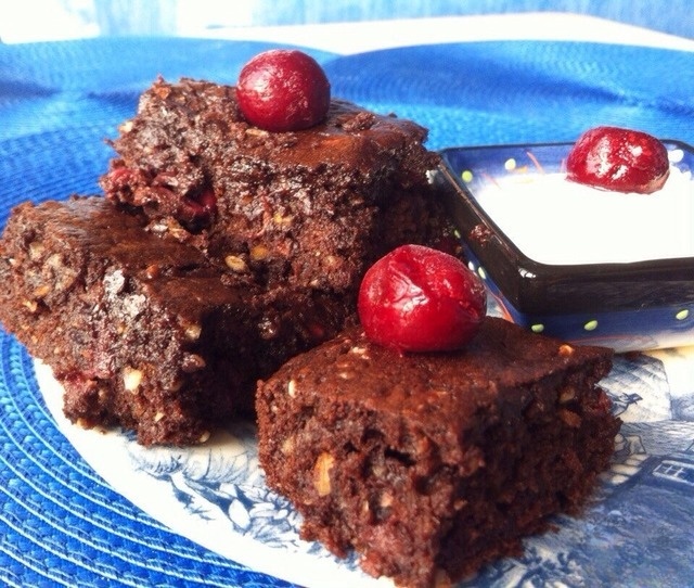 Шоколадные брауни с вишней и каштанами
