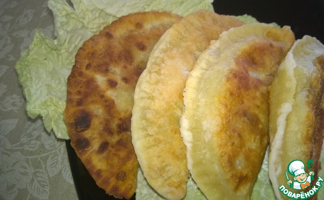 Брики из пресного теста с мясом и сыром