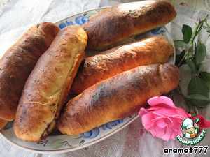 Buns and rolls with poppy seeds