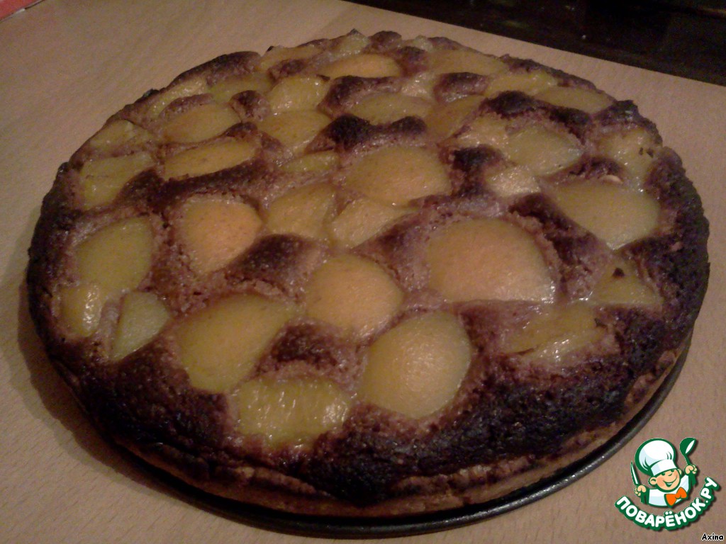 Шоколадный пирог с персиками