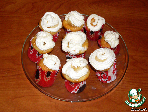 Muffins with banana and whipped cream