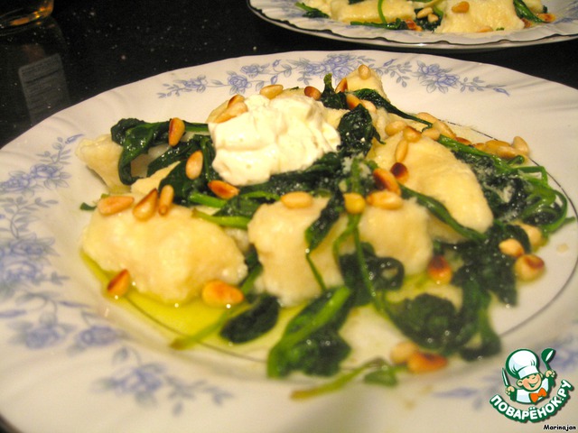 Dumplings with spinach and pine nuts