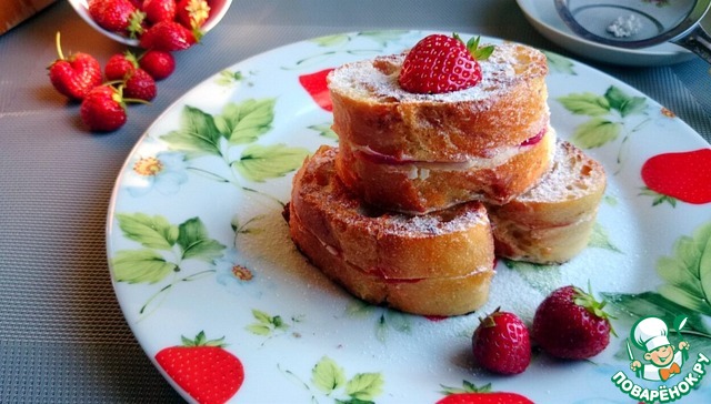 Toast with strawberries and cream cheese