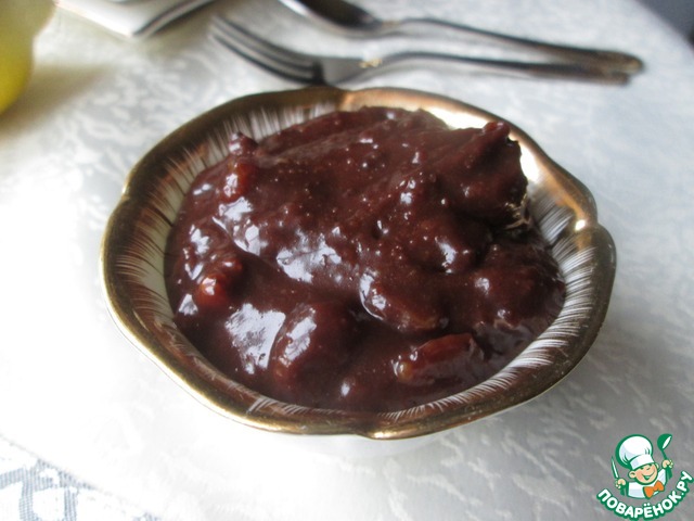 Chocolate sauce with nuts