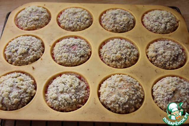 Strawberry muffins with chocolate