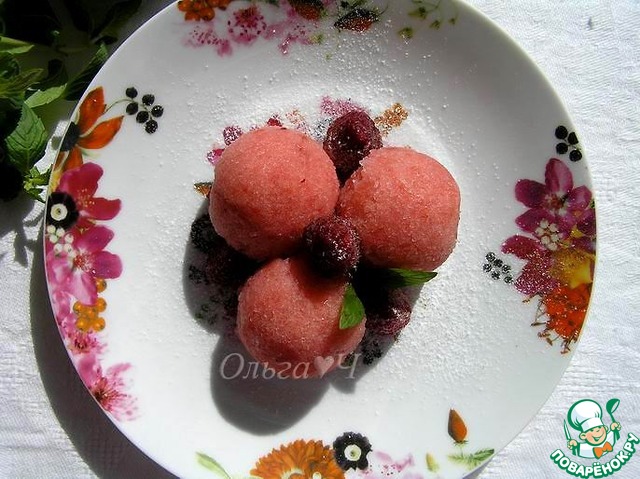 Plum-nectarine sorbet with raspberries