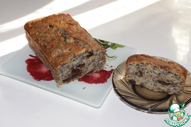 Пирог с яблоками, финиками и маком