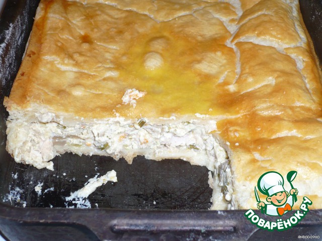 Chicken stew with mushrooms in puff pastry
