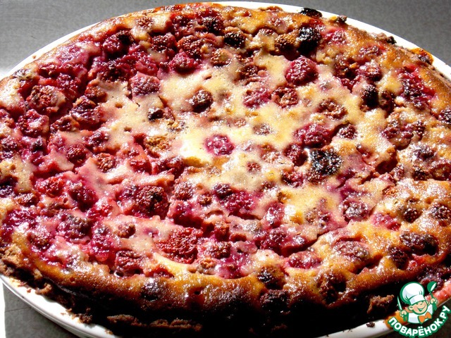 Пирог с земляникой и малиной