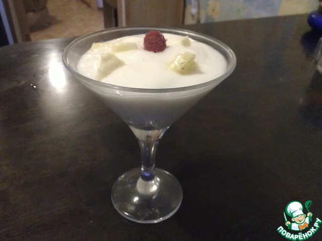 Dessert made with yogurt and bananas