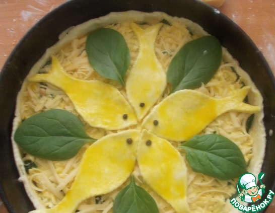 Киш с семгой и двумя видами сыра