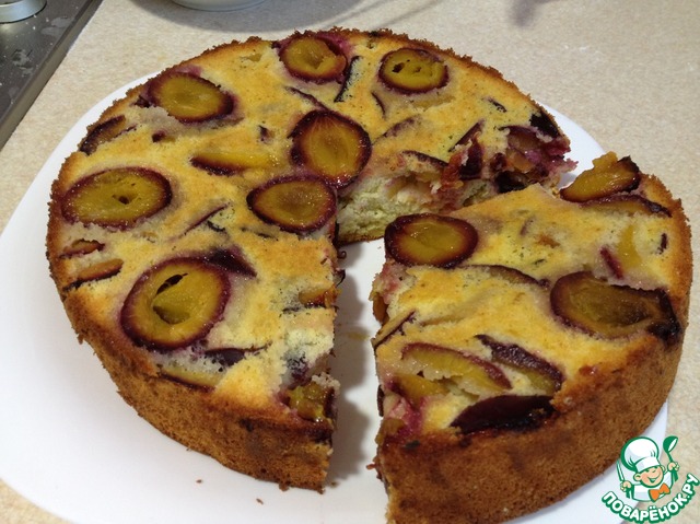 Apple pie with plums