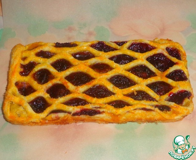 Cake with cherry-currant pudding