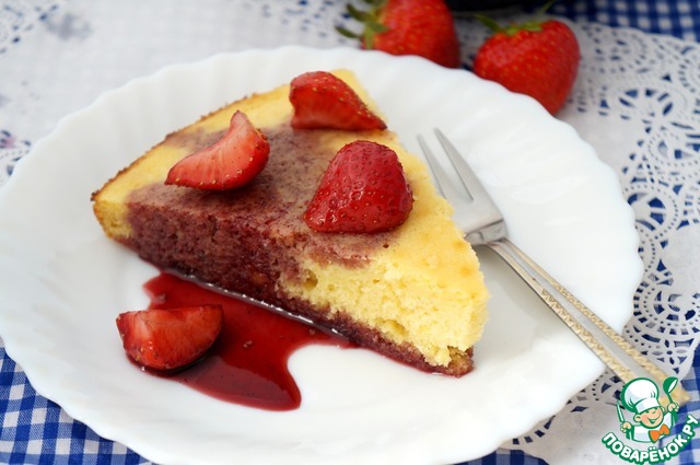 Lemon cake with strawberries in wine