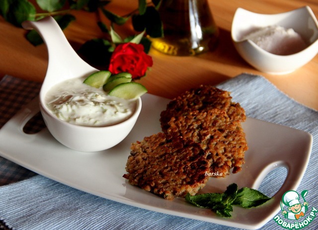 Fritters of lentils and bulgur with yogurt sauce