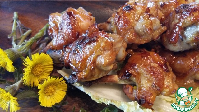 Spicy chicken wings with onion jam