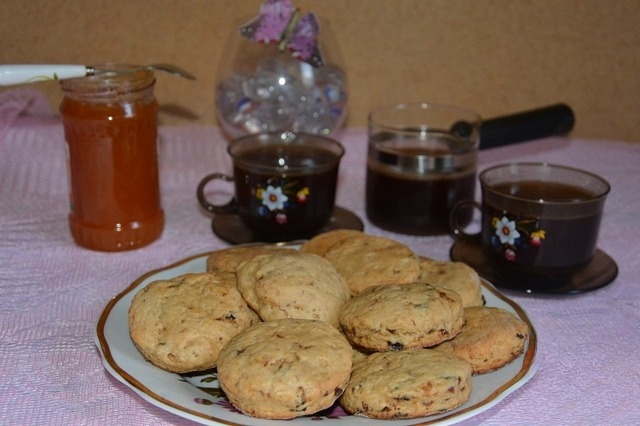 Лепешки-сконы с имбирем и черносливом